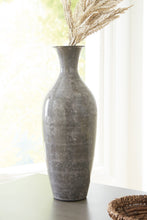 Load image into Gallery viewer, Brockwich Vase
