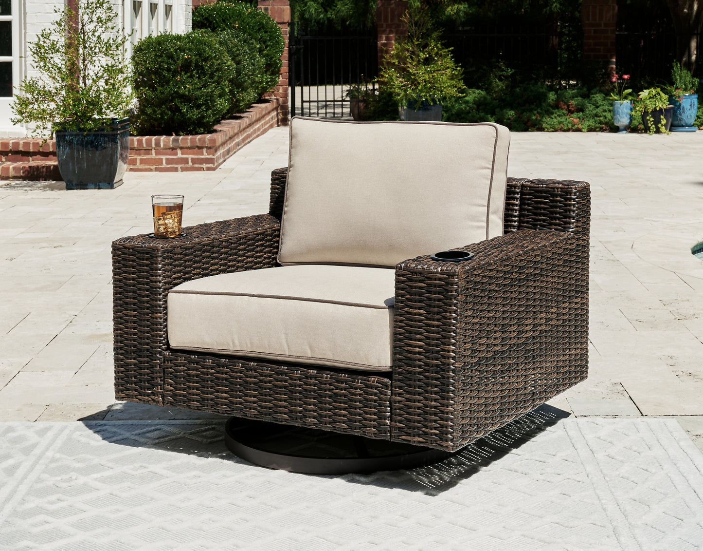 Coastline Bay Swivel Lounge w/ Cushion